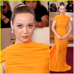 Laufey corrige fotógrafos que a chamam de Megan no tapete vermelho do Globo de Ouro de 2026