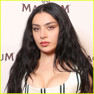 Letra de 'Wall of Sound': Charli xcx estreia nova música da trilha sonora de 'Wuthering Heights' - Ouça agora!