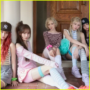 Letra e tradução em inglês de '404 (New Era)': Novo grupo feminino de K-Pop KiiiKiii lança mini-álbum 'Delulu Pack'!