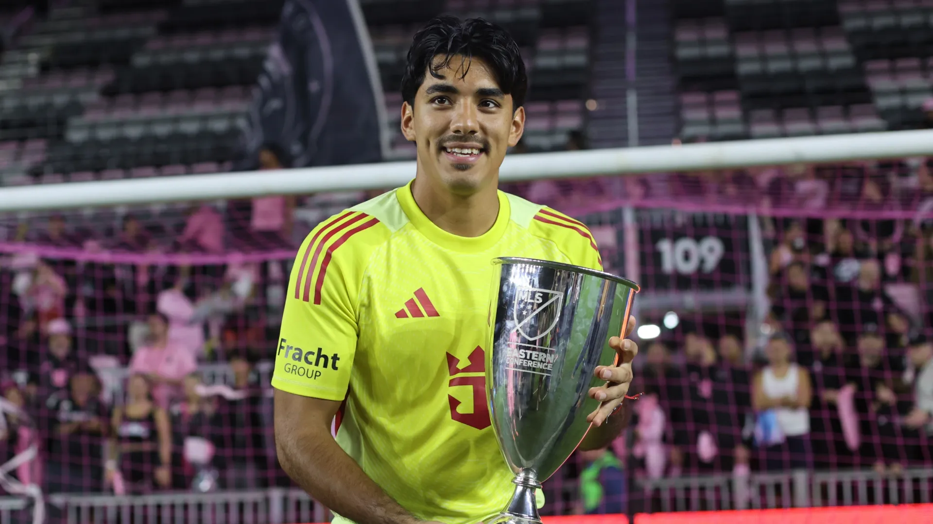 Rocco Rios Novo nº 34 do Inter Miami CF comemora com o troféu da MLS Cup 2025.