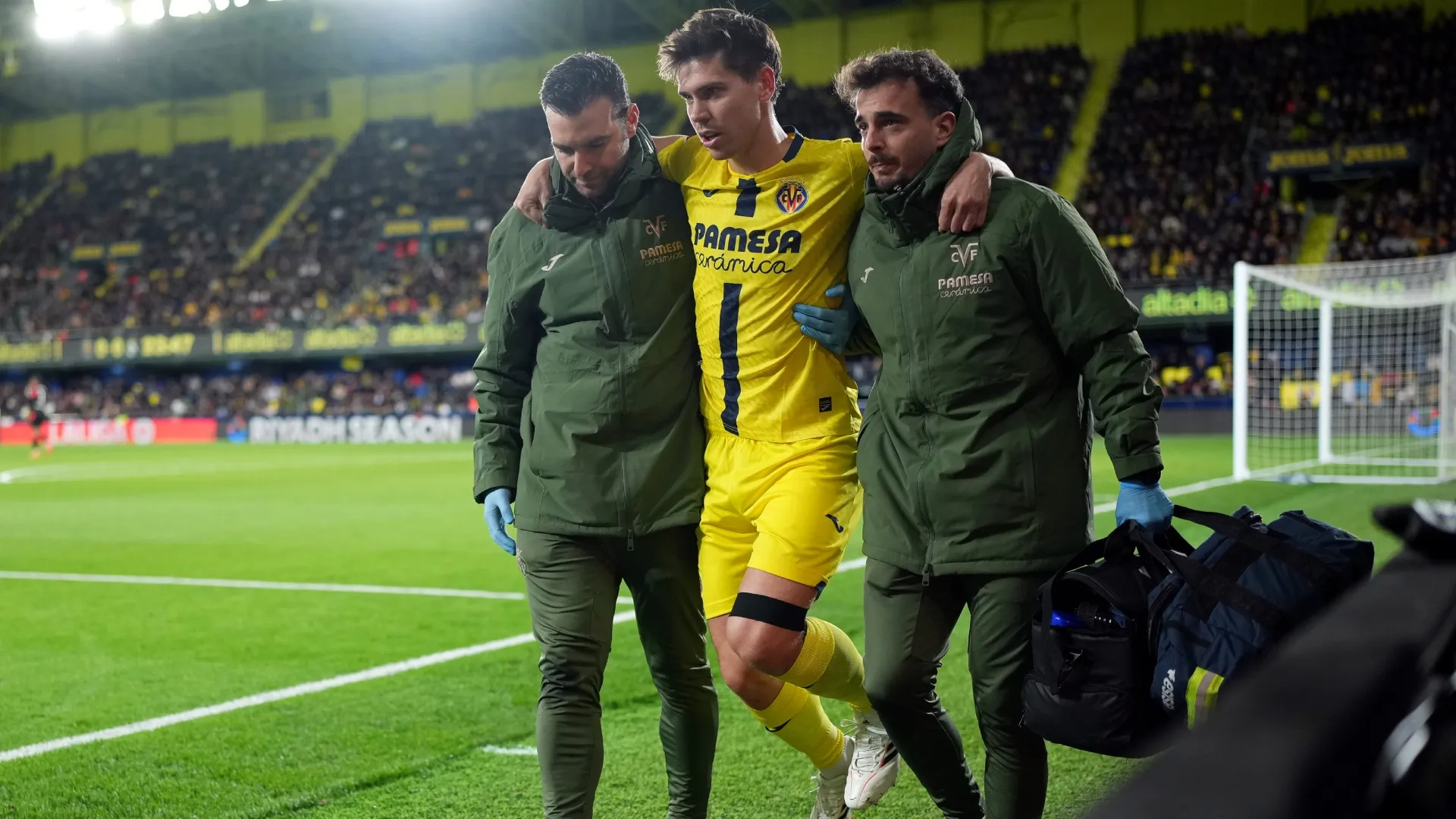 Juan Foyth, do Villarreal CF, recebe o apoio da equipe médica em sua substituição fora do campo.