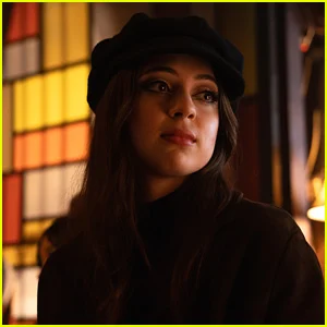 Lizzy McAlpine faz estreia como atriz na TV na terceira temporada de 'School Spirits' e é graças a Milo Manheim!