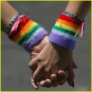 Mãe ‘enojada’ acusa filha de causar desentendimento com outro membro da família depois de se assumir ‘acidentalmente’