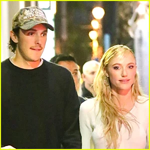 Maika Monroe confirma que ainda está forte com Dalton Gomez e compartilha fotos recentes das férias no Brasil