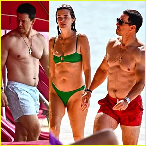 Mark Wahlberg mostra corpo musculoso sem camisa durante férias na ilha com sua esposa Rhea