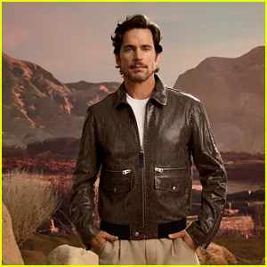 Matt Bomer posa para campanha Mackage no deserto com a modelo Stella Maxwell