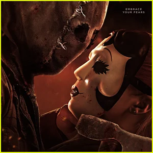 Maya coloca a máscara no mais novo trailer de 'The Strangers: Chapter 3' - Assista agora!