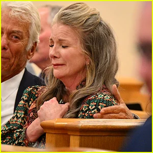 Melissa Gilbert fica emocionada no tribunal quando o marido Timothy Busfield é libertado da custódia em meio a acusações de abuso sexual infantil