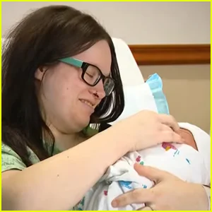 Mulher que não sabia que estava grávida entra em trabalho de parto com o segundo filho no banheiro do trabalho: ‘Nosso bebê FedEx’