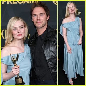 Nicholas Hoult apresenta a co-estrela de 'The Great' Elle Fanning com o prêmio Vanguard no Astra Film Awards 2026