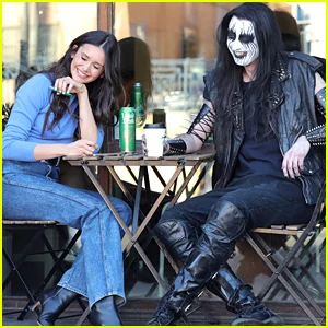 Nina Dobrev aproveita um café com Glothar para New Elf x Liquid Death Collab