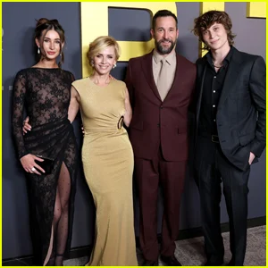 Noah Wyle é acompanhado pela esposa Sara Wells e dois de seus filhos na estreia da segunda temporada de 'The Pitt'