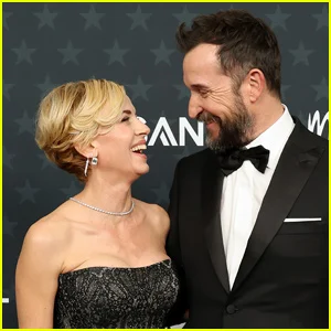 Noah Wyle traz a esposa Sara Wells para o Critics Choice Awards 2026