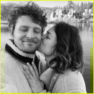O ator de 'Jane the Virgin' Brett Dier anuncia noivado com Conor Leslie!