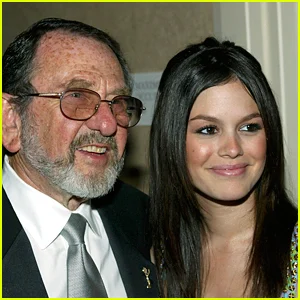 O avô de Rachel Bilson, o diretor vencedor do Emmy Bruce Bilson, morre aos 97