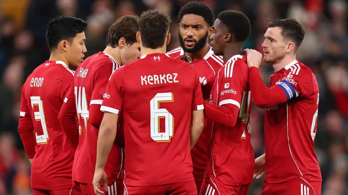 Jogadores do Liverpool conversando