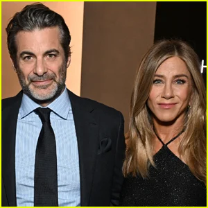 O namorado de Jennifer Aniston, Jim Curtis, revela como eles se conheceram e dá dicas de há quanto tempo eles namoram!