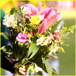 O namorado de uma mulher a chama de 'ingrata' depois que ela reclama de ter recebido flores dele. Ela acha que ele não é 'pensativo' o suficiente