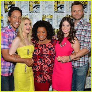 Os membros mais ricos do elenco da 'comunidade' classificados do mais baixo para o mais alto (os mais ricos têm um patrimônio líquido de US $ 50 milhões!)