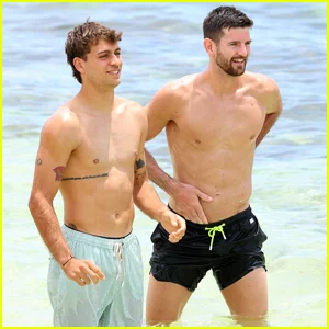 Os tenistas Flavio Cobolli e Andrea Vavassori tiram a roupa na praia para a United Cup