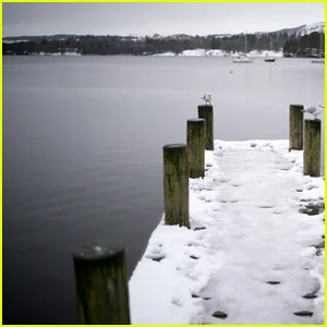 Pai morre após resgatar o filho de 6 anos de um lago congelado enquanto pescava no gelo
