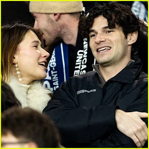 Paul Forman é visto com uma mulher misteriosa em um jogo de futebol ao lado das co-estrelas de 'Emily in Paris'