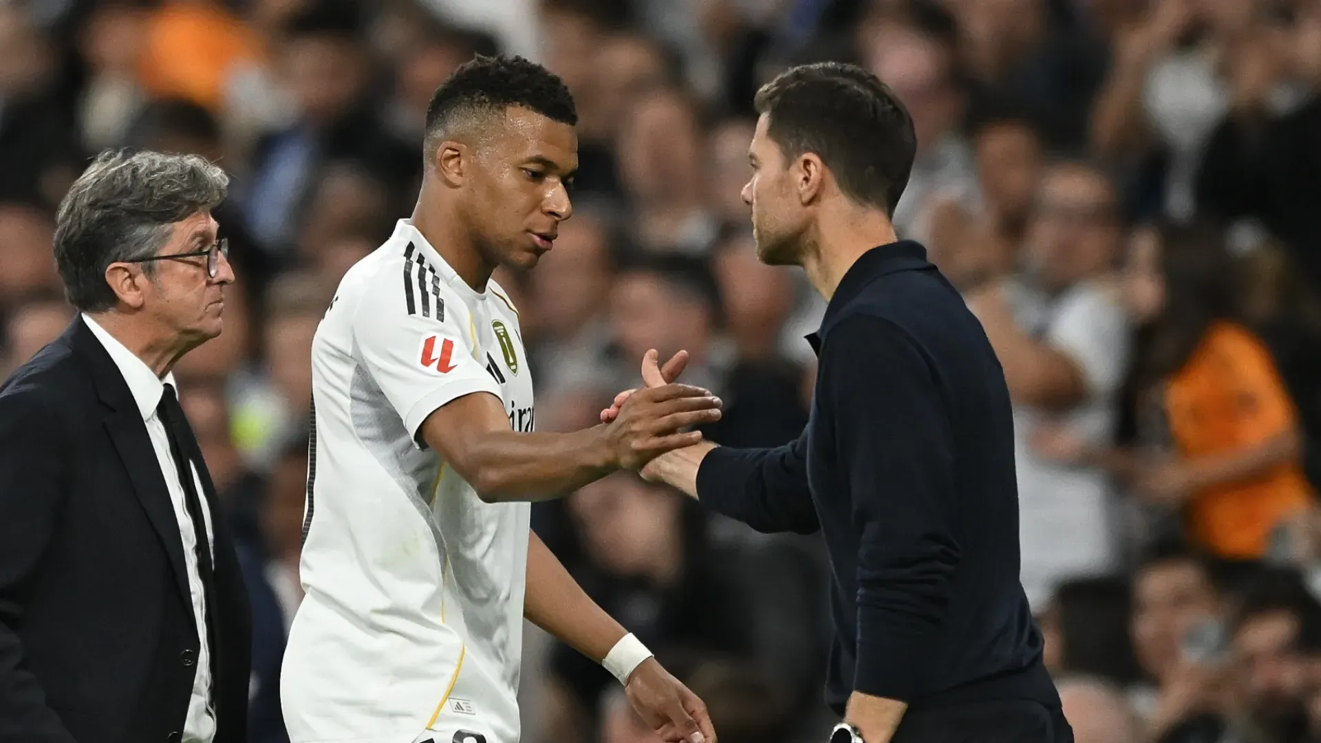 Kylian Mbappe, do Real Madrid, cumprimenta o técnico Xabi Alonso.