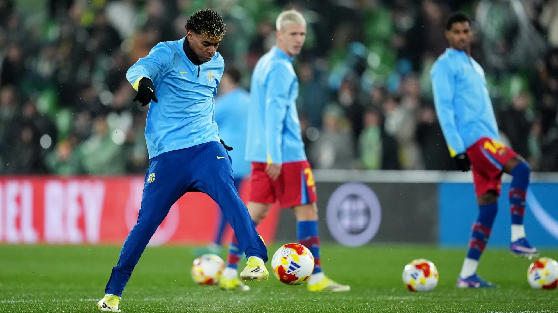 Lamine Yamal do FC Barcelona se aquecendo.