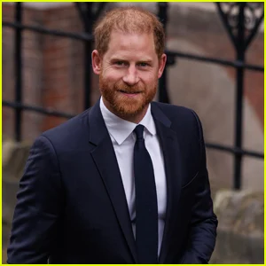 Príncipe Harry retorna ao Reino Unido ‘sentindo-se confiante e pronto’ em meio a processo judicial com tablóides