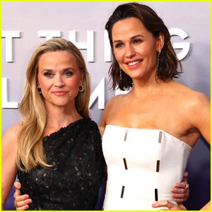 Reese Witherspoon, brincando, chama Jennifer Garner de 'difícil de trabalhar' e diz que ela tem um 'lado negro'