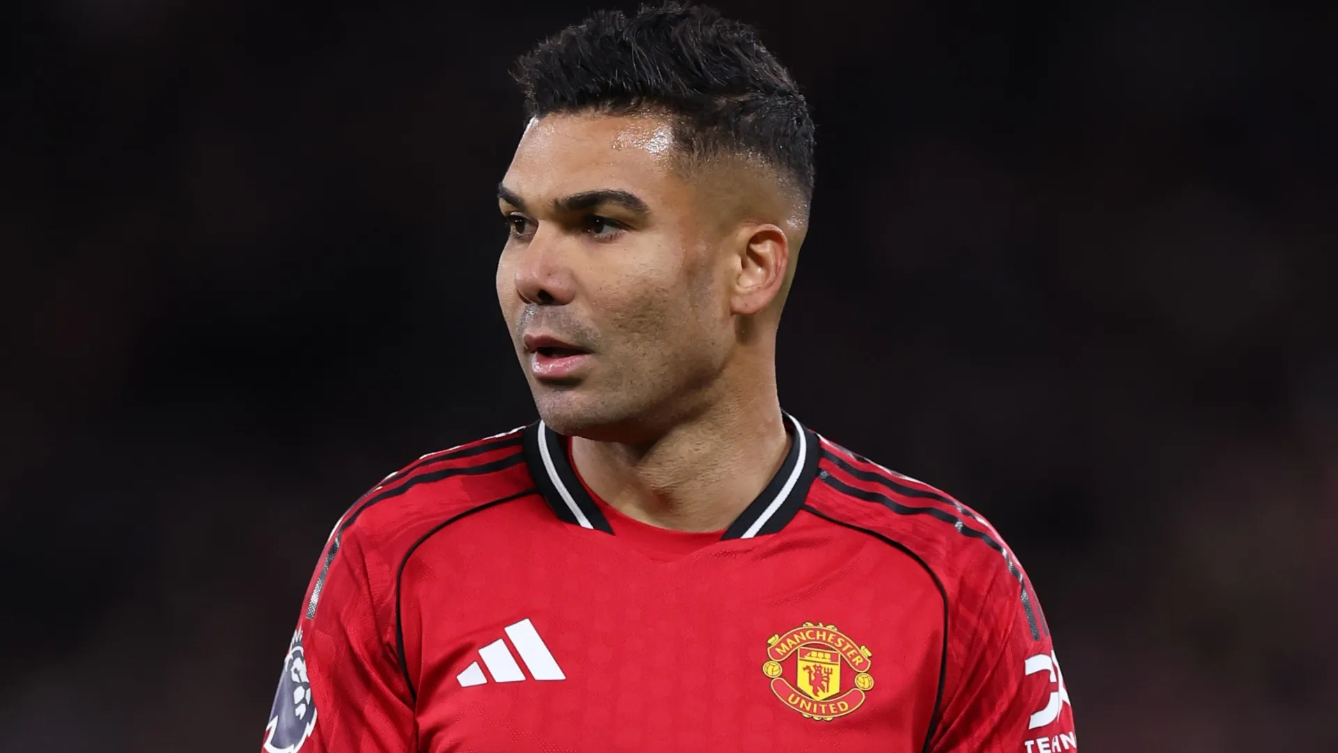 Casemiro, estrela do Manchester United, observa