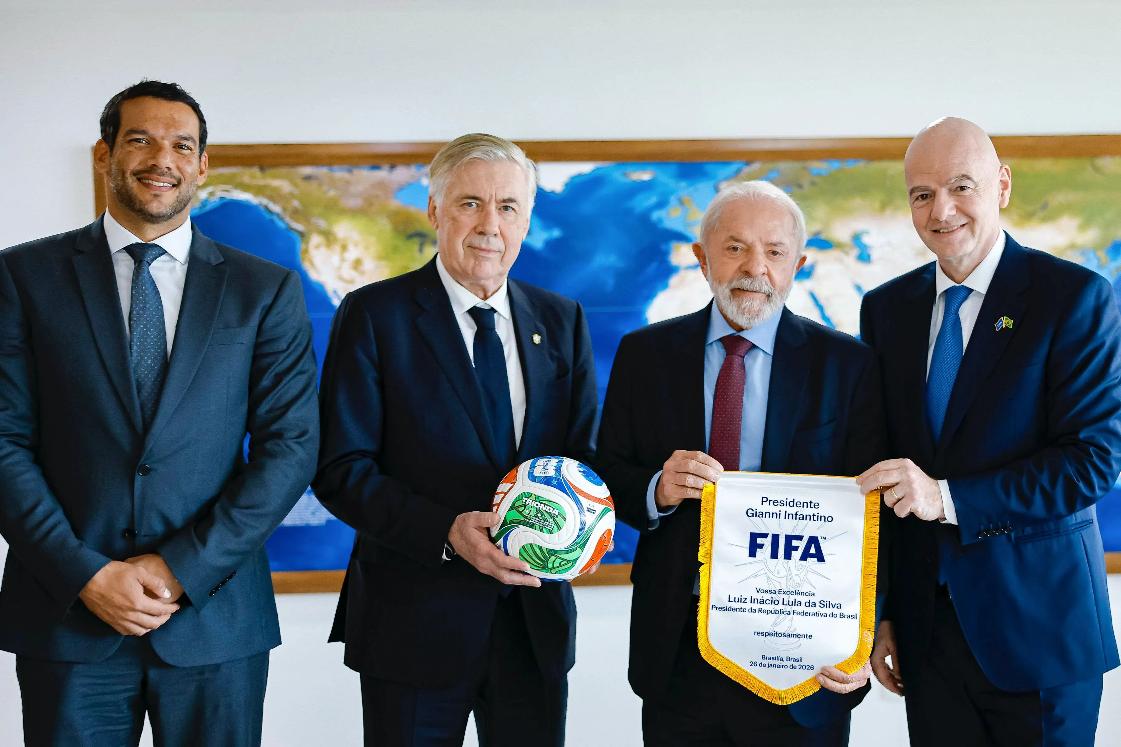 O presidente da CBF, Samir Xaud, o técnico do Brasil, Carlo Ancelotti, o presidente do Brasil, Lula Da Silva, e o presidente da FIFA, Gianni Infantino.