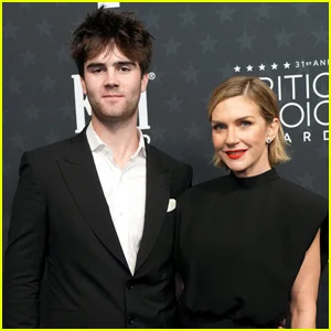 Rhea Seehorn traz o filho Gray do parceiro de longa data Graham Larson para o Critics Choice Awards 2026!