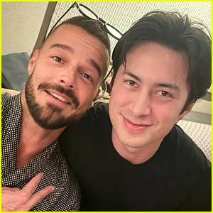 Ricky Martin encontra-se com Hudson Williams antes do desfile de moda de Giorgio Armani em Milão