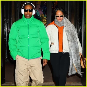 Rihanna e A$AP Rocky Sport roupas coloridas enquanto saem em Nova York