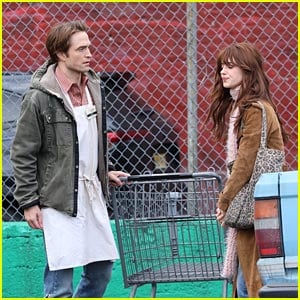 Robert Pattinson é flagrado filmando o filme de assalto da Netflix 'Here Comes the Flood' com Daisy Edgar-Jones