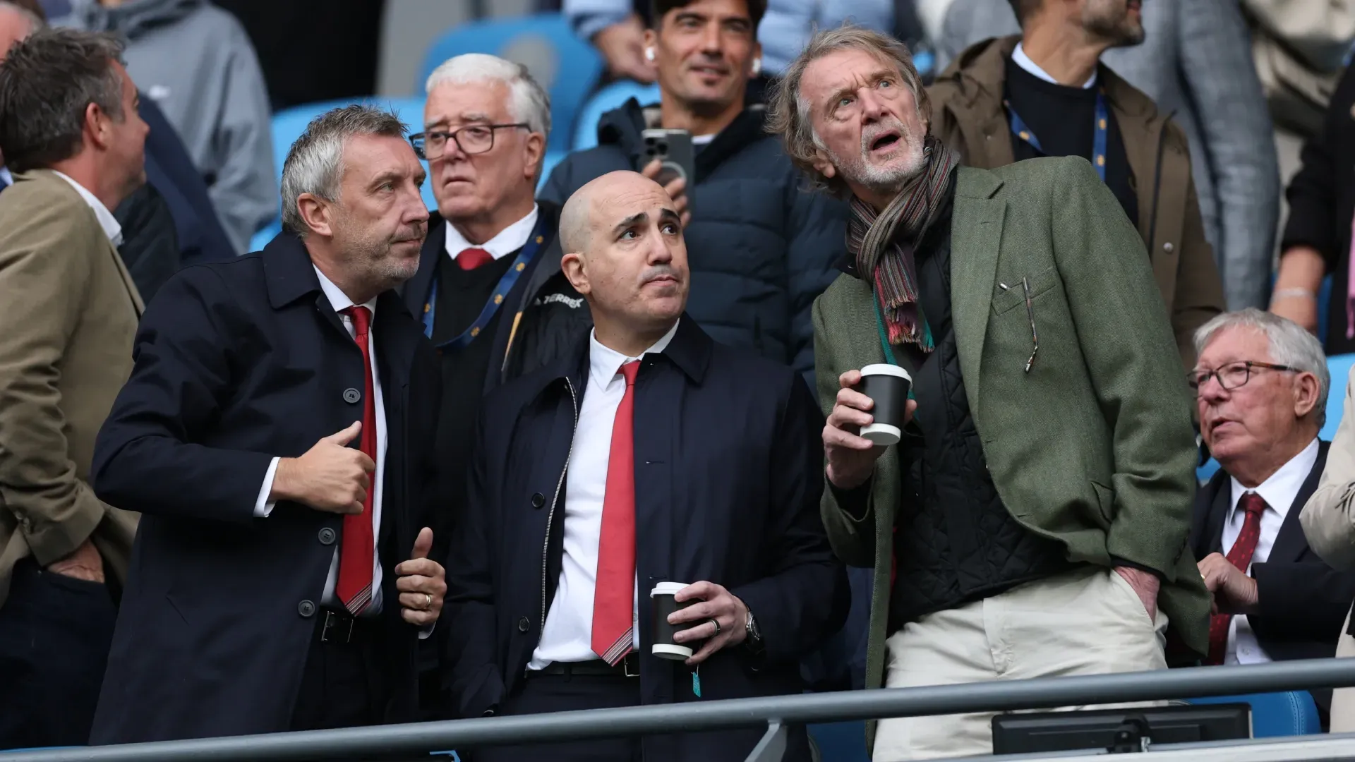 Jason Wilcox, Diretor de Futebol do Manchester United, Omar Berrada, CEO do Manchester United e Sir Jim Ratcliffe, CEO do grupo INEOS.