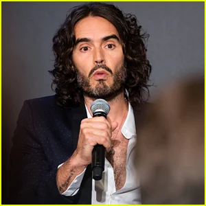 Russell Brand concedeu fiança por duas acusações de ofensa sexual
