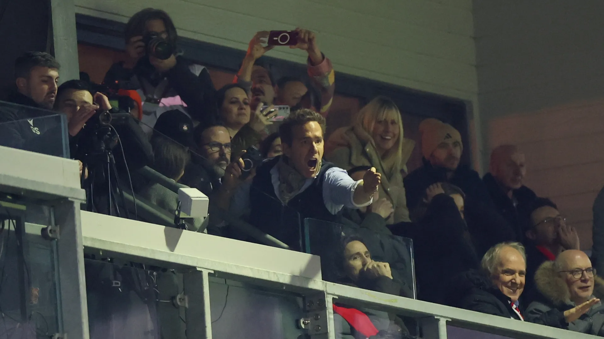 Ryan Reynolds assistindo Wrexham x Nottingham Forest das arquibancadas.