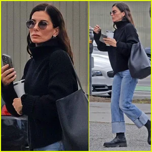 Sandra Bullock mantém as coisas casuais enquanto faz tarefas em Los Angeles