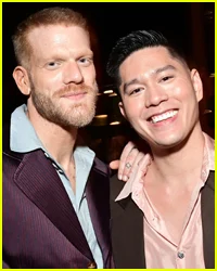 Scott Hoying e marido Mark revelam sexo do primeiro filho