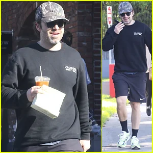 Sebastian Stan toma café da manhã enquanto desfruta de uma caminhada em Los Angeles