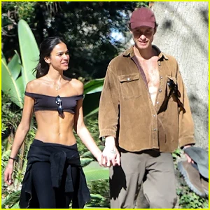 Shawn Mendes anda descalço enquanto caminha com a nova namorada Bruna Marquezine