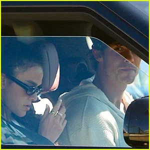 Shawn Mendes é flagrado dirigindo por Los Angeles com Bruna Marquezine após passeio cheio de PDA