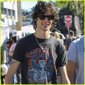 Sombr aproveita um dia no Farmer's Market com seu pai