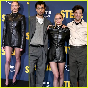 Sophie Turner aparece em couro preto elegante para exibição de 'Steal' com co-estrelas