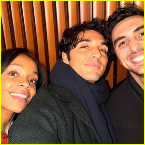 Taylor Zakhar Perez e Rachel Hilson se reúnem em Londres antes das filmagens da sequência de 'Red, White & Royal Blue'