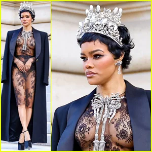 Teyana Taylor usa vestido sexy e transparente para desfile de moda da Schiaparelli!