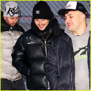 Timothee Chalamet se prepara para o frio em Nova York