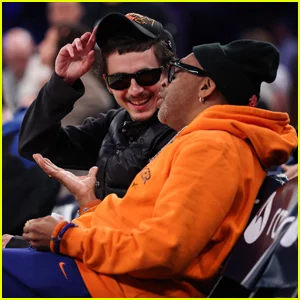 Timothee Chalamet senta na quadra com Spike Lee no jogo dos Knicks em Nova York